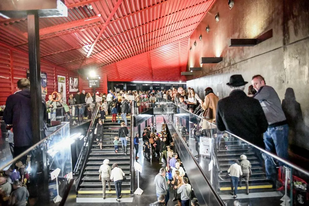 Cocktail d’entreprise servi dans un lieu événementiel