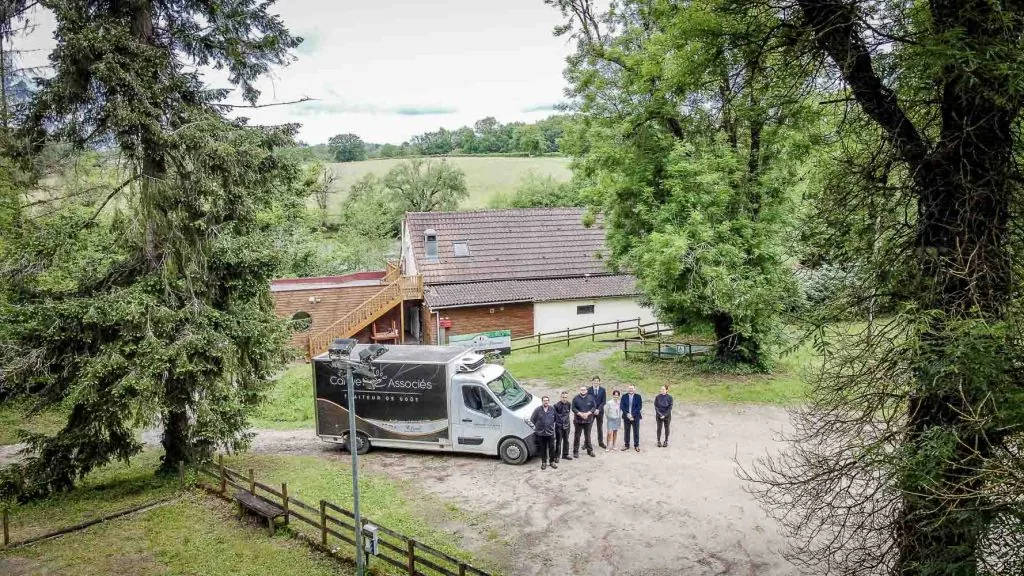 Vue aérienne de l’atelier et du camion de C le traiteur