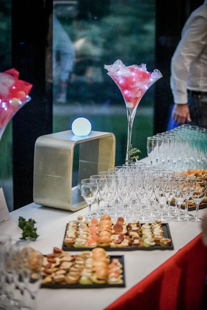 Buffet cocktail avec pièces salées et boissons
