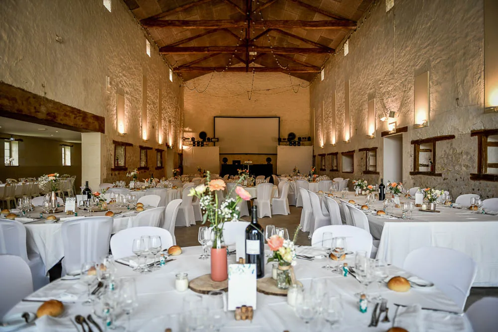 Salle de réception dressée pour un repas de mariage