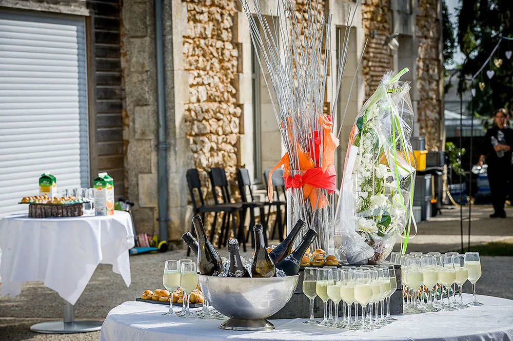 Buffet de cocktail avec coupes de champagne pour une réception privée