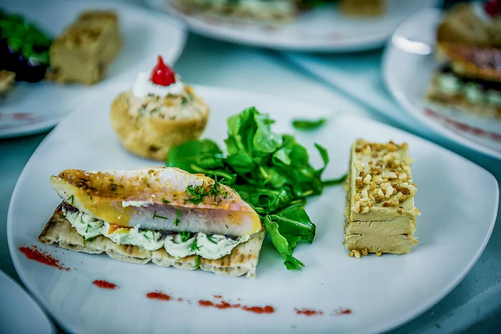 Assiette gastronomique dressée par C le traiteur