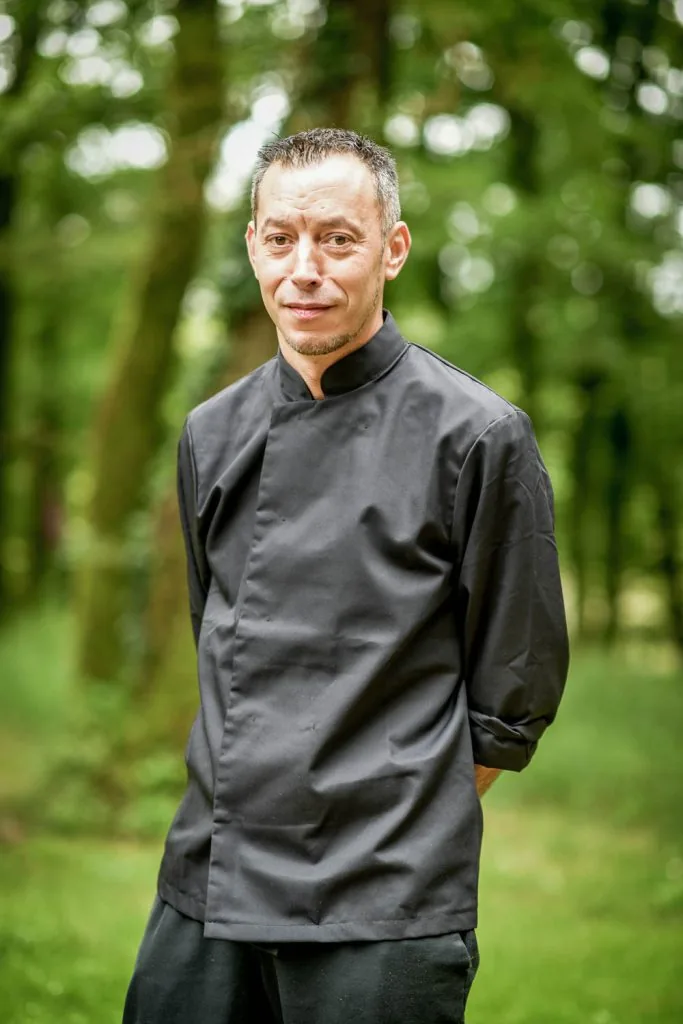 Membre de l’équipe C le traiteur en tenue de cuisine