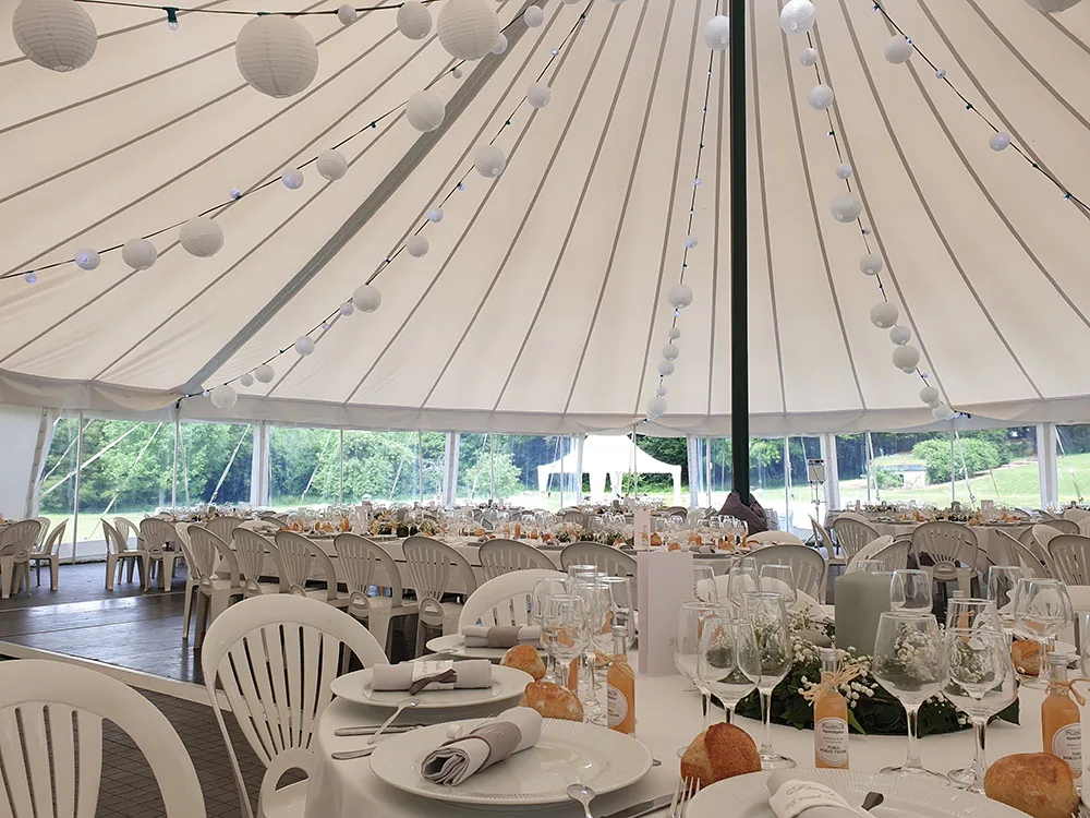 Tables dressées sous chapiteau pour un mariage