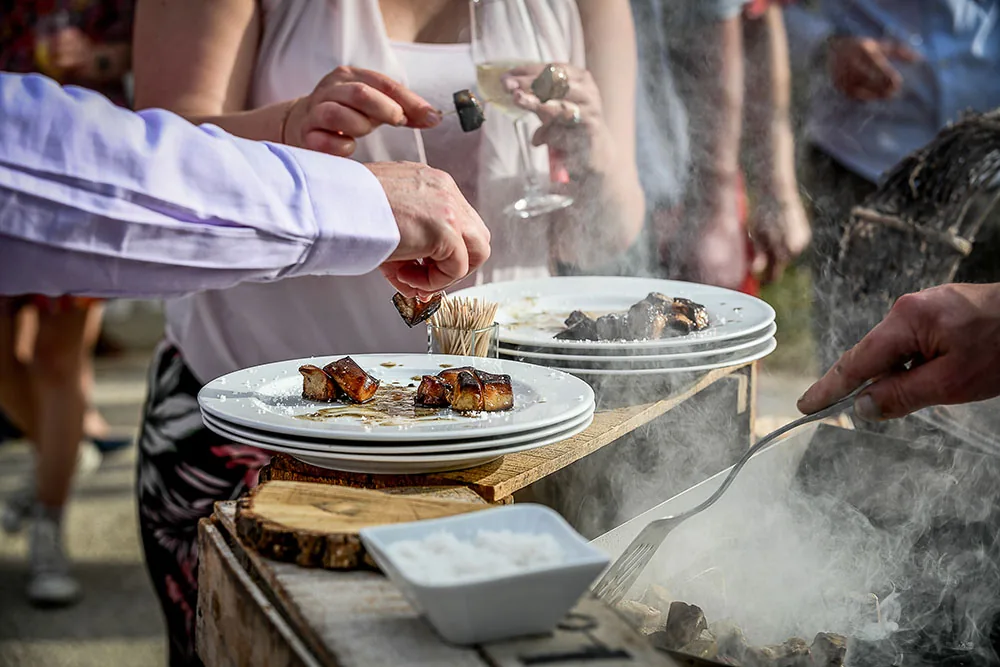 Service à l’assiette lors d’un repas à table