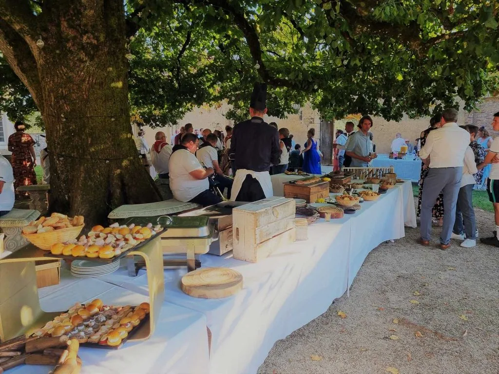 Buffet dressé sous les arbres lors d’une réception