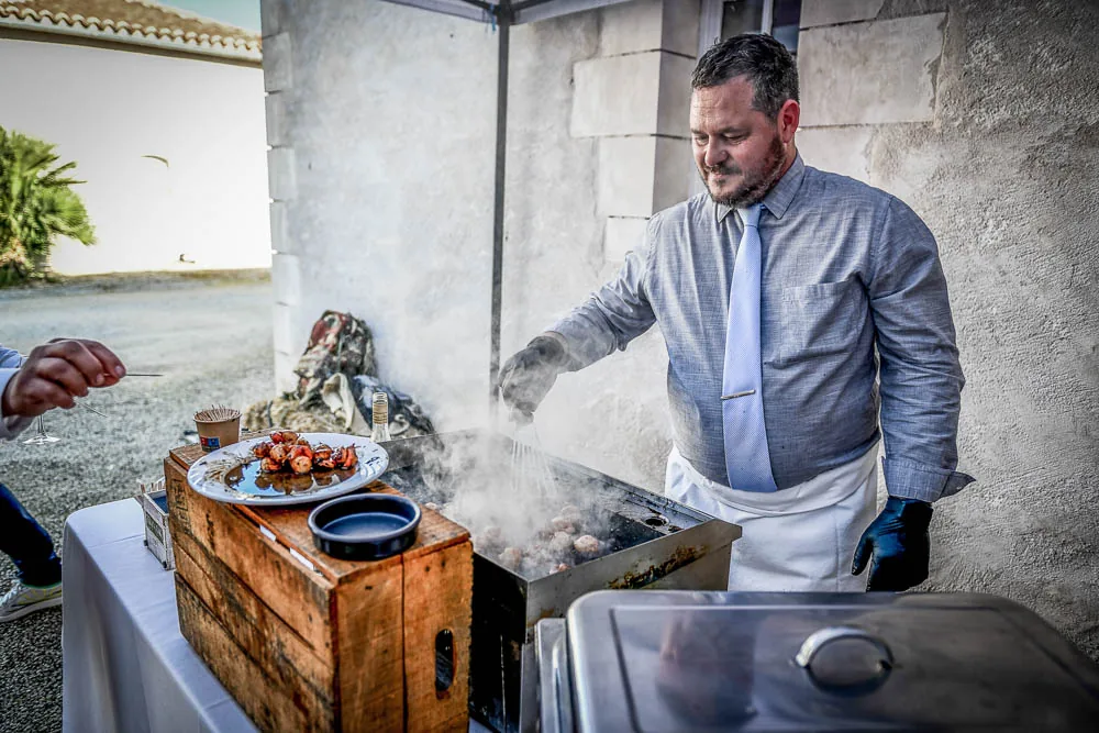 Cuisinier à la plancha lors d’un mariage