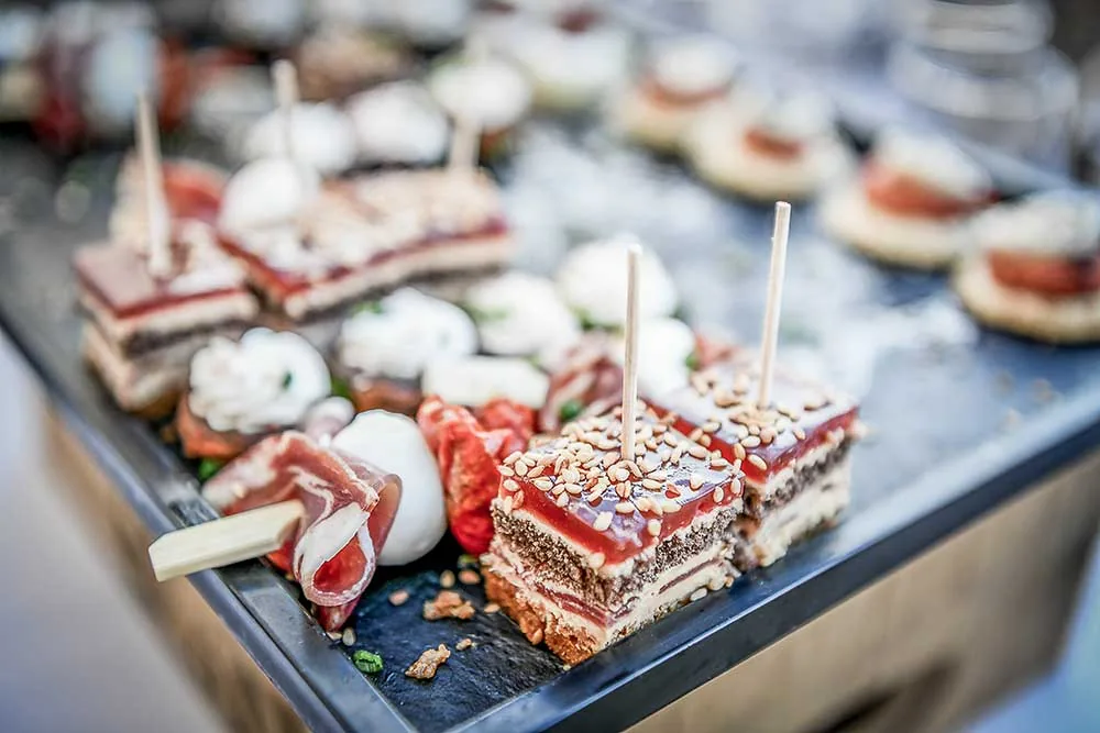 Assortiment de pièces cocktail sur plateau