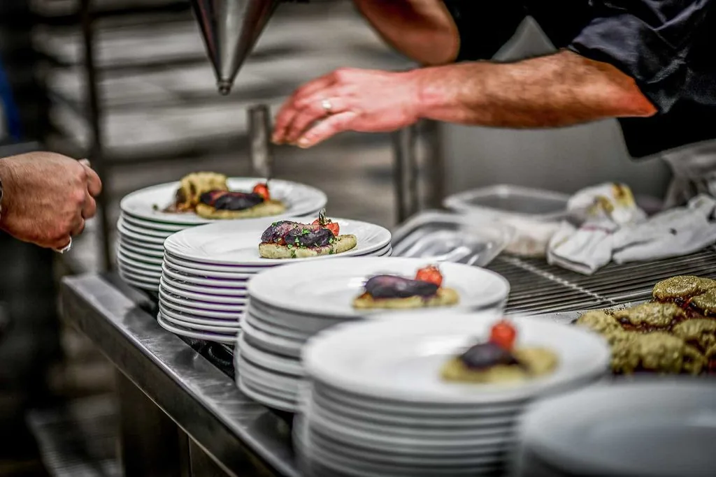 Dressage des assiettes en cuisine