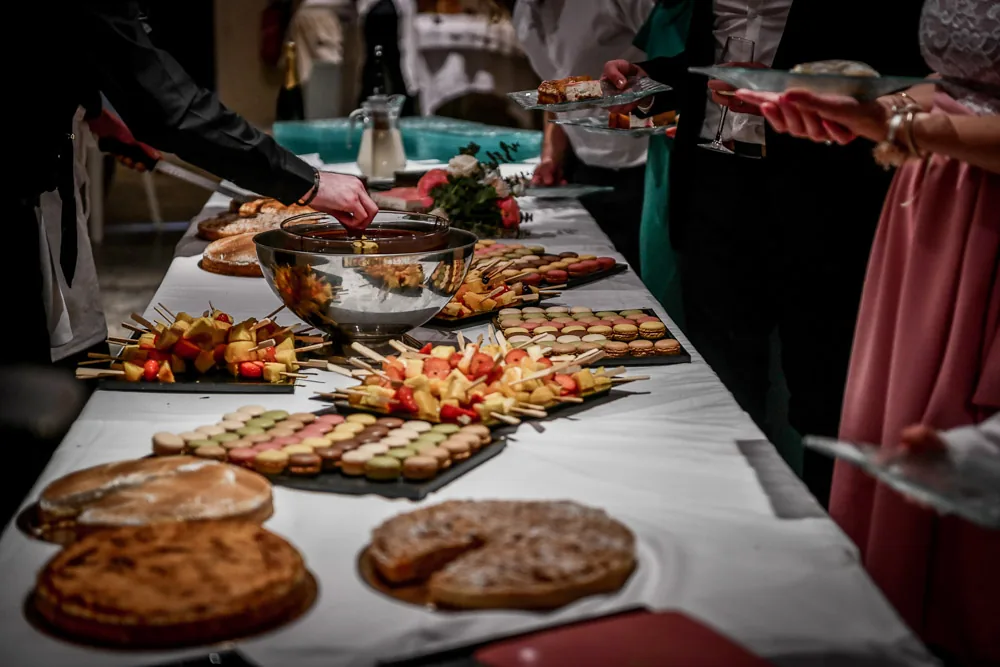 Buffet de mariage servi aux invités