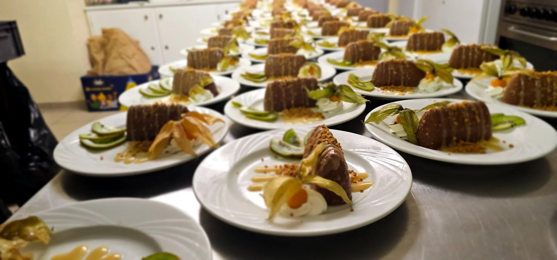 Desserts au chocolat dressés à l’assiette pour une réception, C le traiteur