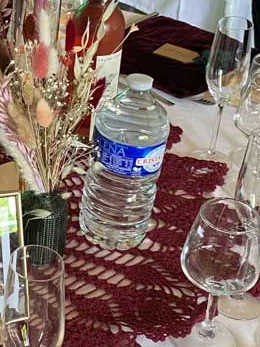 Bouteille d’eau minérale plate sur une table de réception