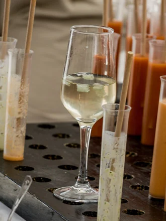 Verre de vin blanc lors d’une réception