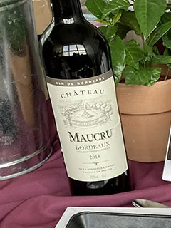 Bouteille de vin rouge servie avec un plateau repas